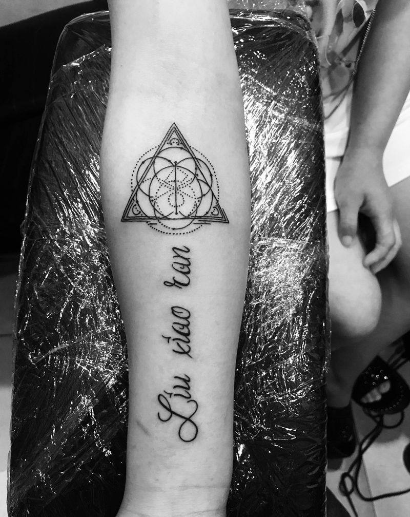 几何三角纹身图片_手部花体字几何几何三角纹身图案