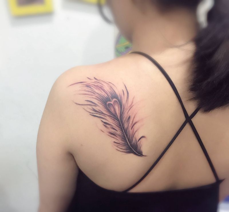 羽毛纹身图片_肩部羽毛纹身图案