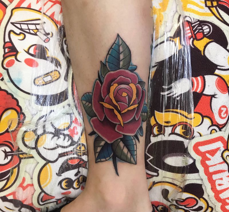 玫瑰花纹身图片_腿部Old School玫瑰花纹身图案