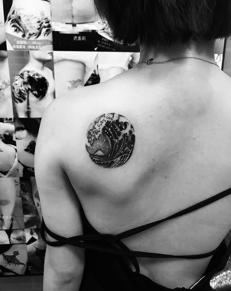 浪花纹身图片_肩部点刺浪花纹身图案