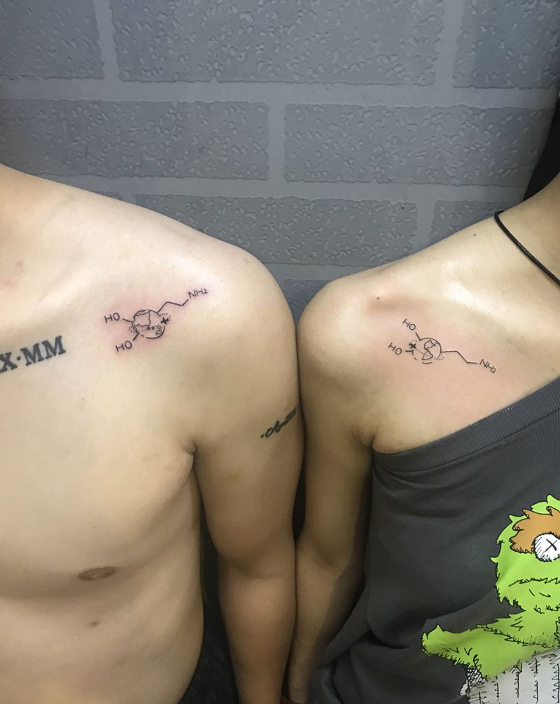 情侣纹身纹身图片_肩部几何情侣纹身图案