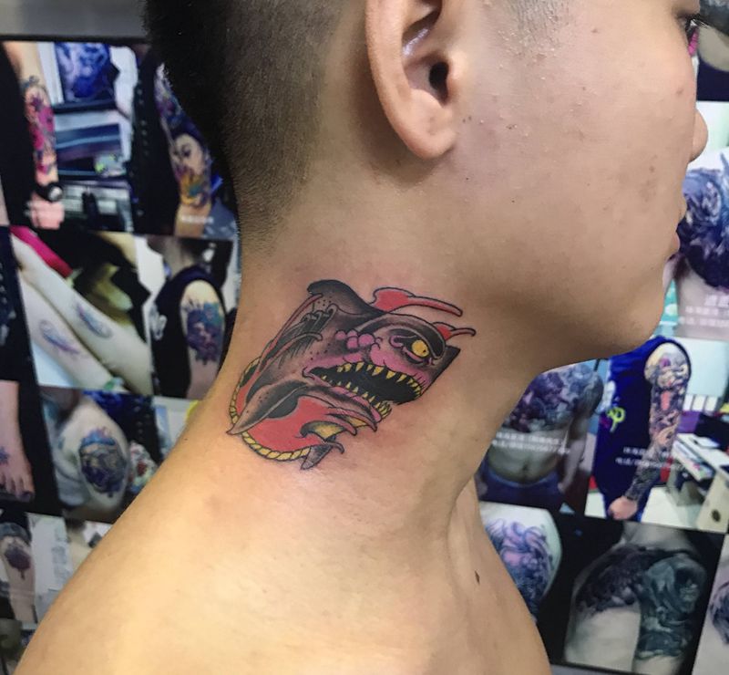 鲨鱼纹身图片_颈部Old School鲨鱼纹身图案