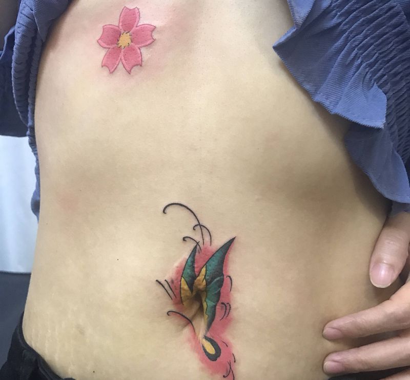 蝴蝶纹身图片_腹部New School水彩蝴蝶纹身图案
