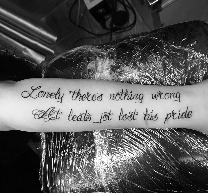 字母纹身图片_手臂手部花体字字母纹身图案