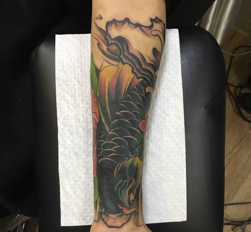 鲤鱼纹身图片_手臂手部新传统鲤鱼纹身图案