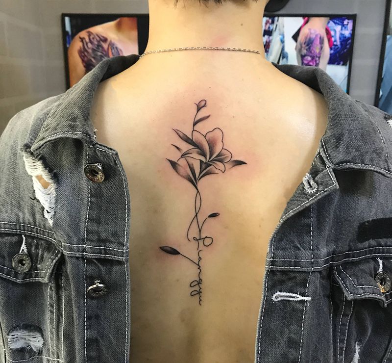 素花纹身图片_颈部素花纹身图案