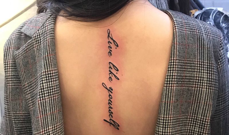 字母纹身图片_颈部花体字字母纹身图案