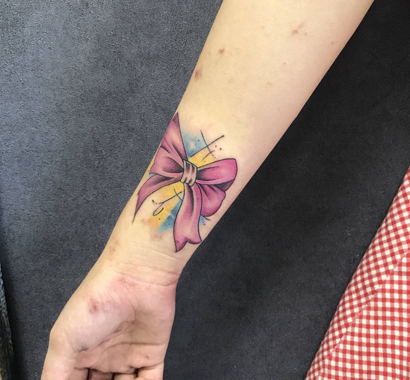 蝴蝶结纹身图片_手部New School蝴蝶结纹身图案