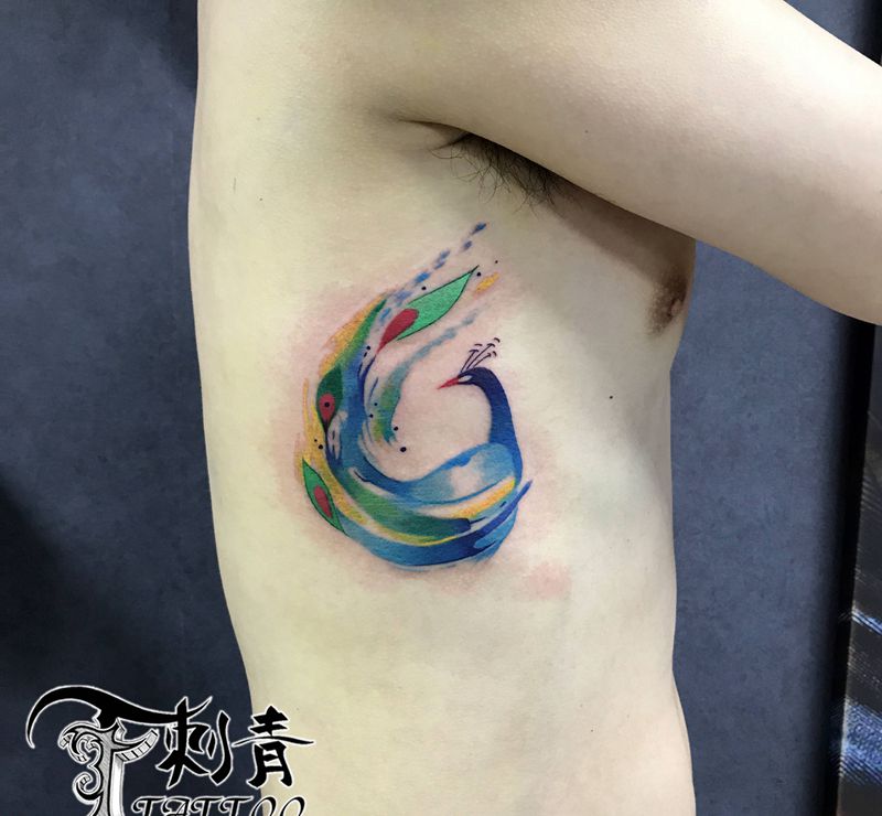 孔雀纹身图片_腰部水彩孔雀纹身图案