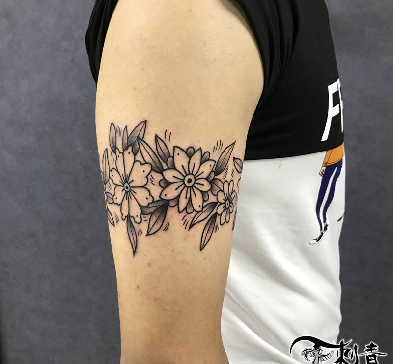 花纹身图片_手臂老传统花纹身图案