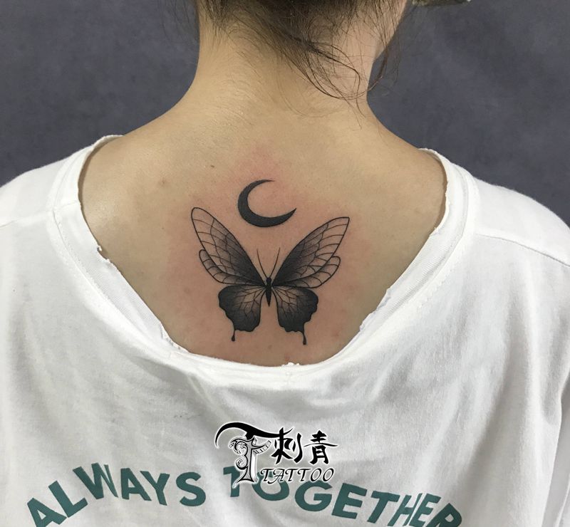 蝴蝶纹身图片_颈部欧美写实蝴蝶纹身图案