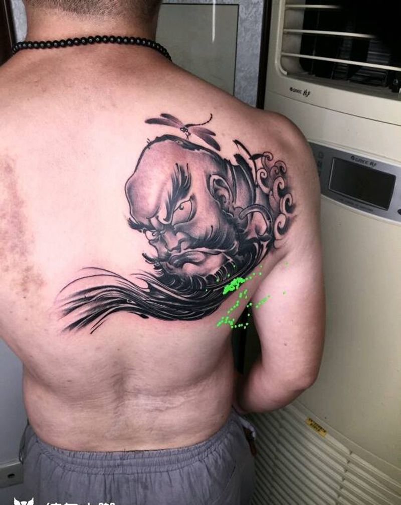 瞪眼睛纹身图片