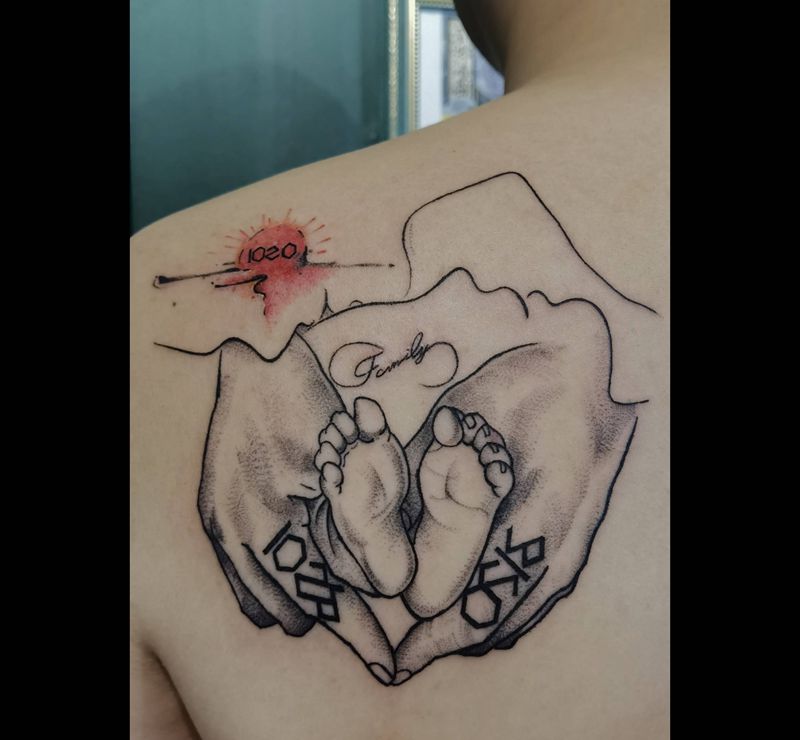 脚丫 亲人纹身图片_背部点刺纹身图案