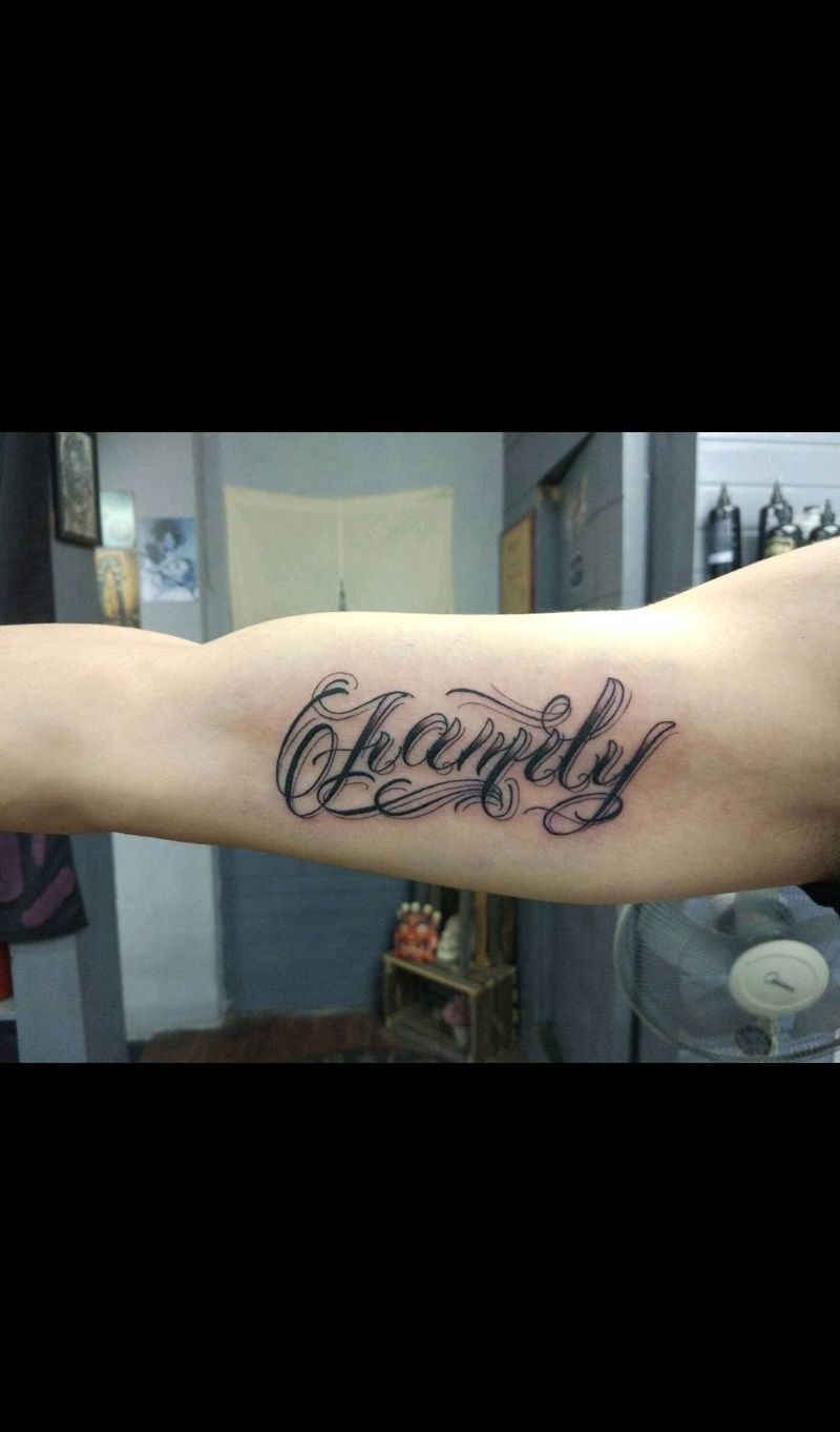 花体字纹身图片_手臂花体字纹身图案