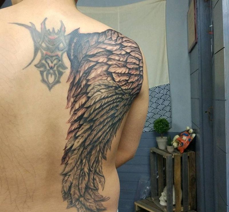 写实翅膀(连接顾客旧纹身)纹身图片
