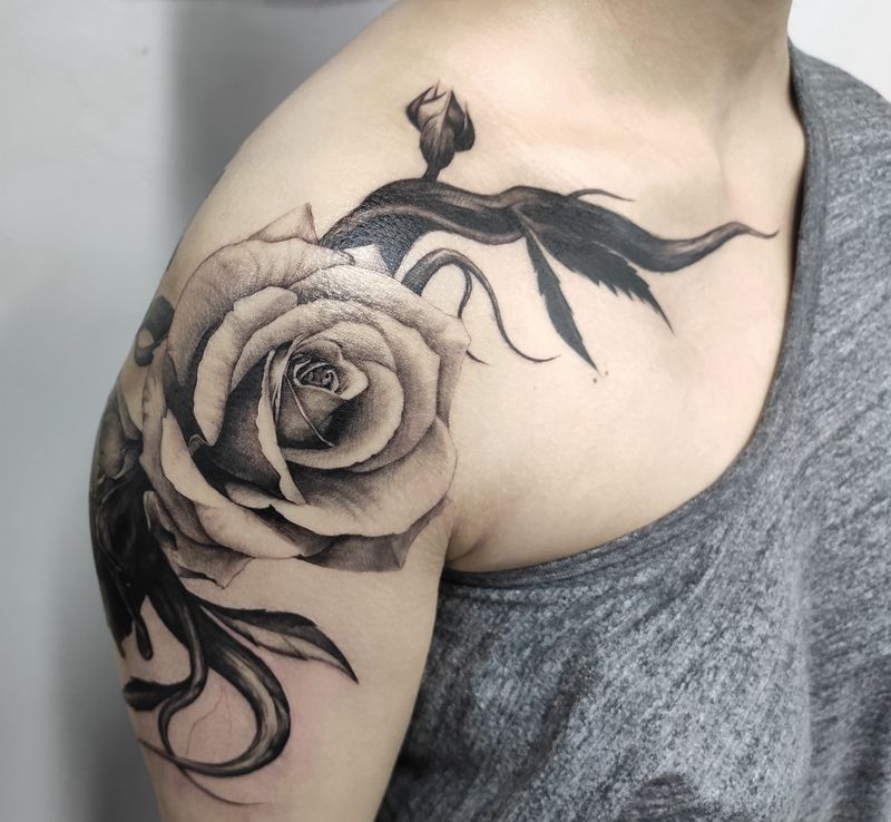 玫瑰(锁骨遮盖)纹身图片_肩部手臂欧美写实纹身图案