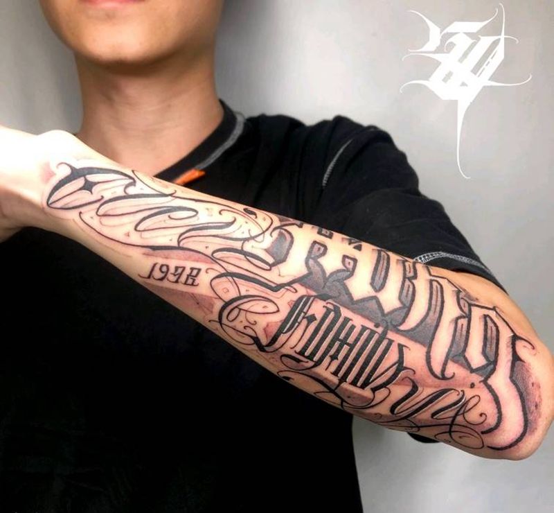 店里纹身师作品纹身图片_手部花体字纹身图案