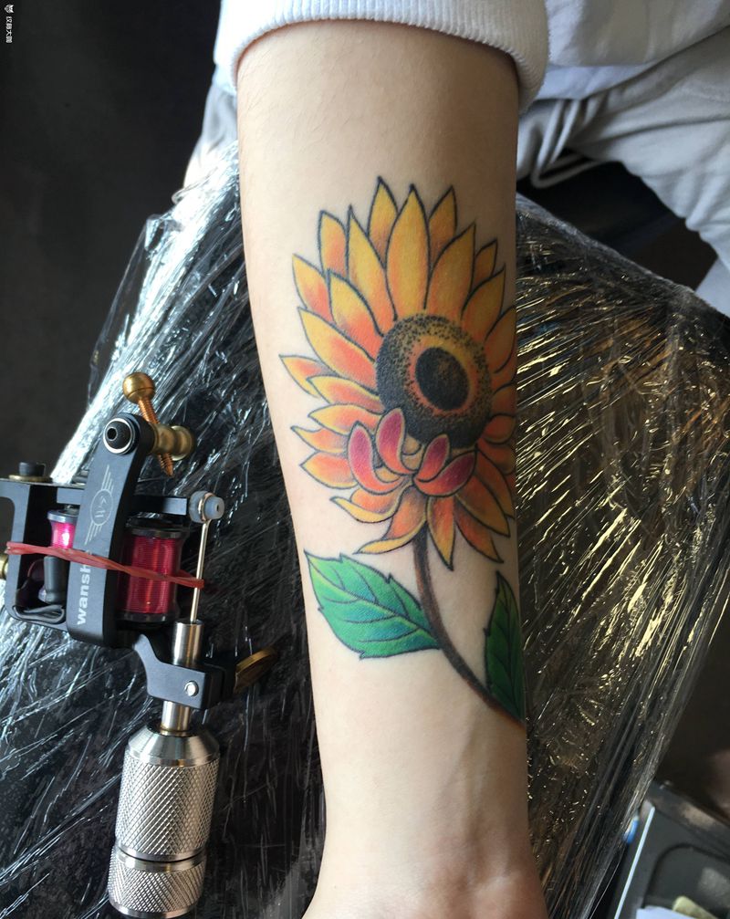 恢复后的花儿纹身图片_手部纹身图案