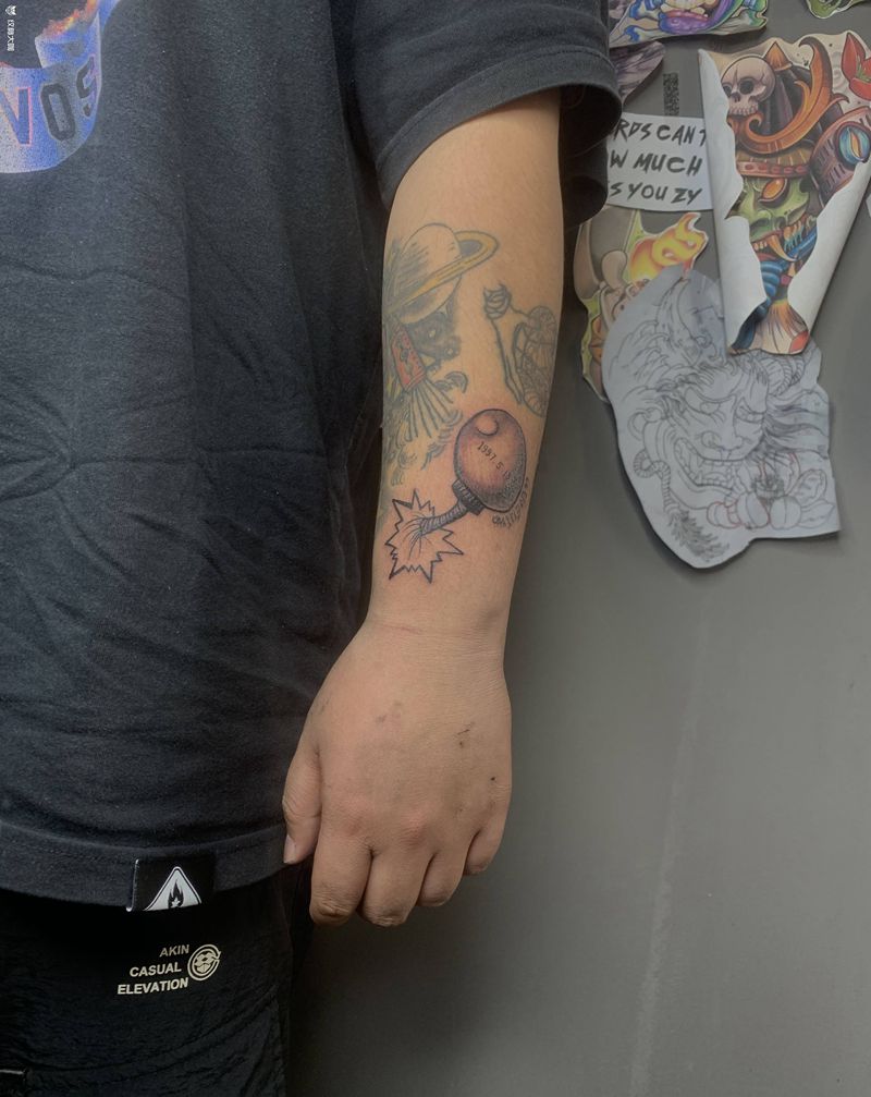 深水炸弹纹身图片_手部新传统纹身图案