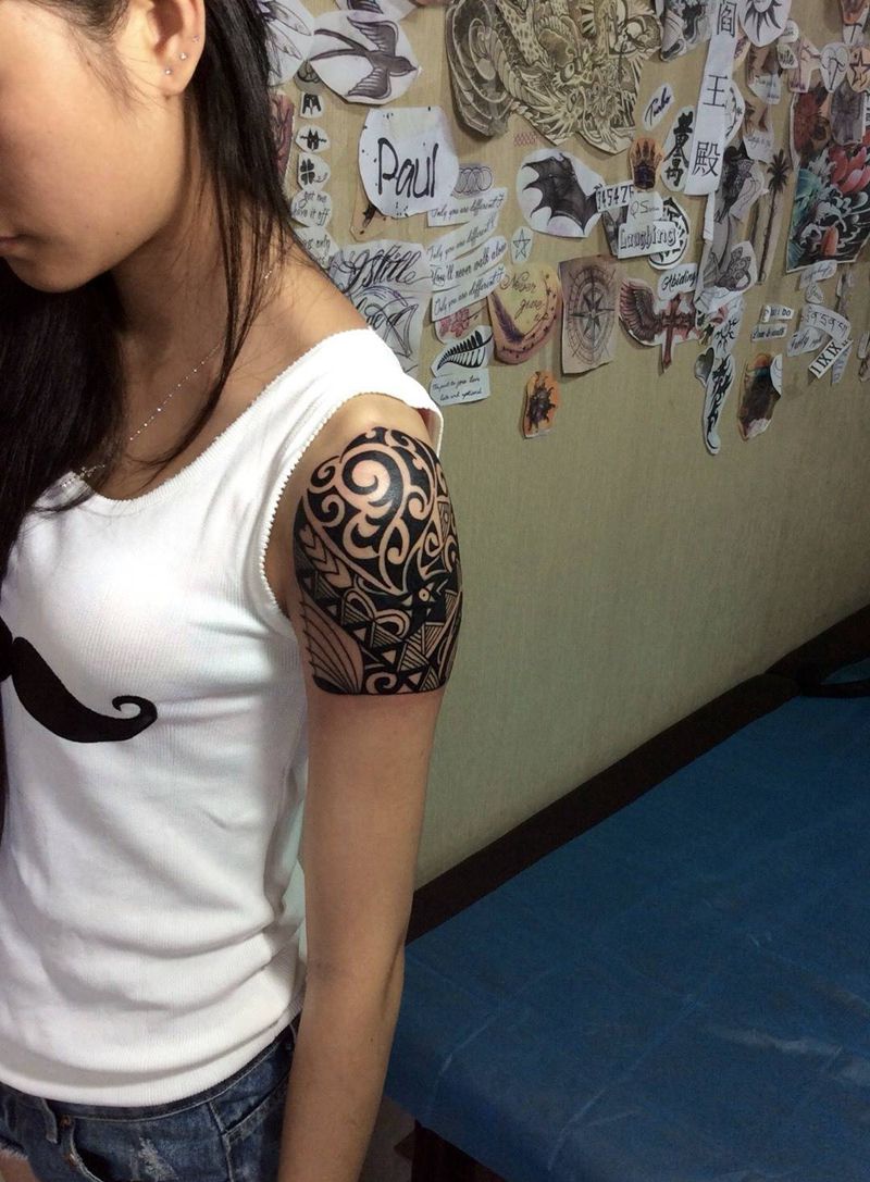 妹子包大臂部落图腾纹身图片