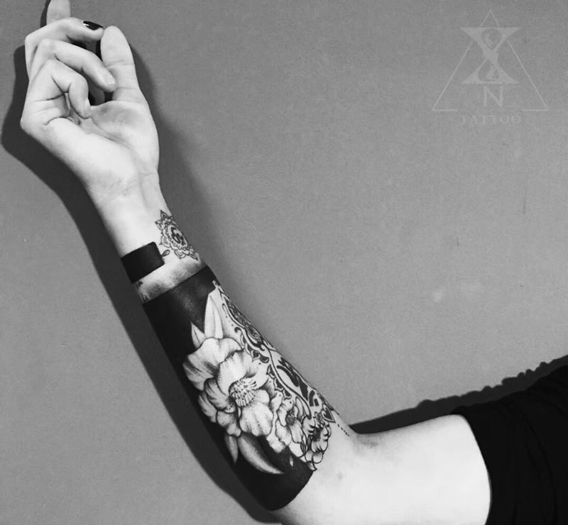 黑臂遮蓋纹身图片