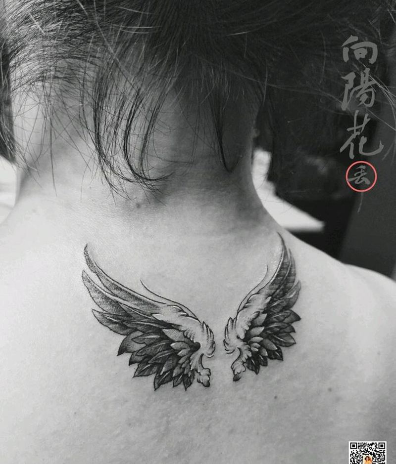 天使纹身图片_颈部翅膀纹身图案