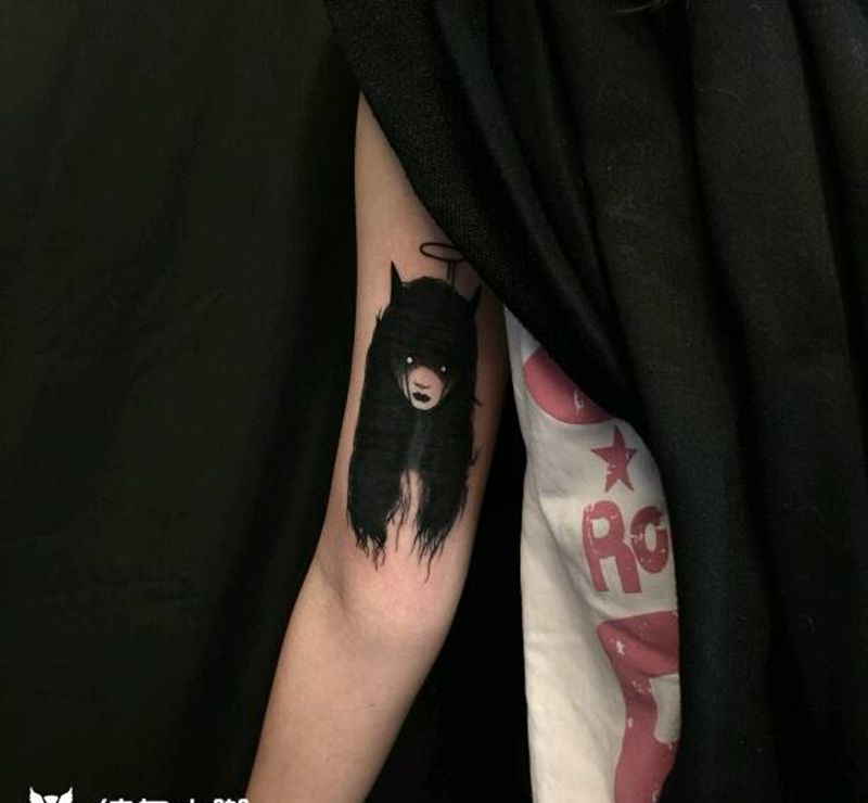 她的眼睛会发光纹身图片