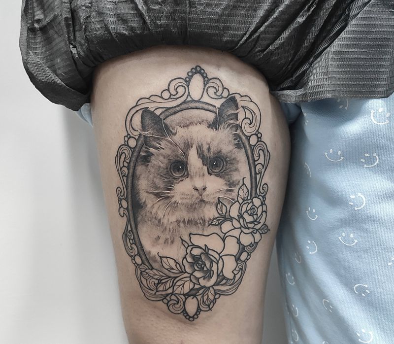 客人的猫(未完成)纹身图片_腿部欧美写实纹身图案