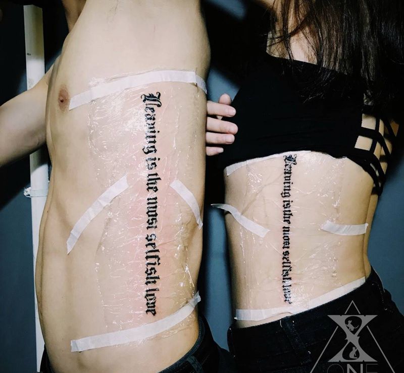 保鮮膜貼上去就懶得摘了 你倆 黏一塊就不想走了纹身图片