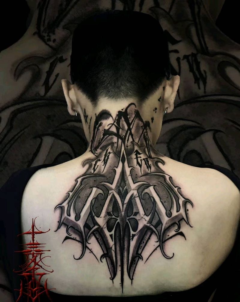 暗黑花体字纹身图片_颈部肩部花体字纹身图案