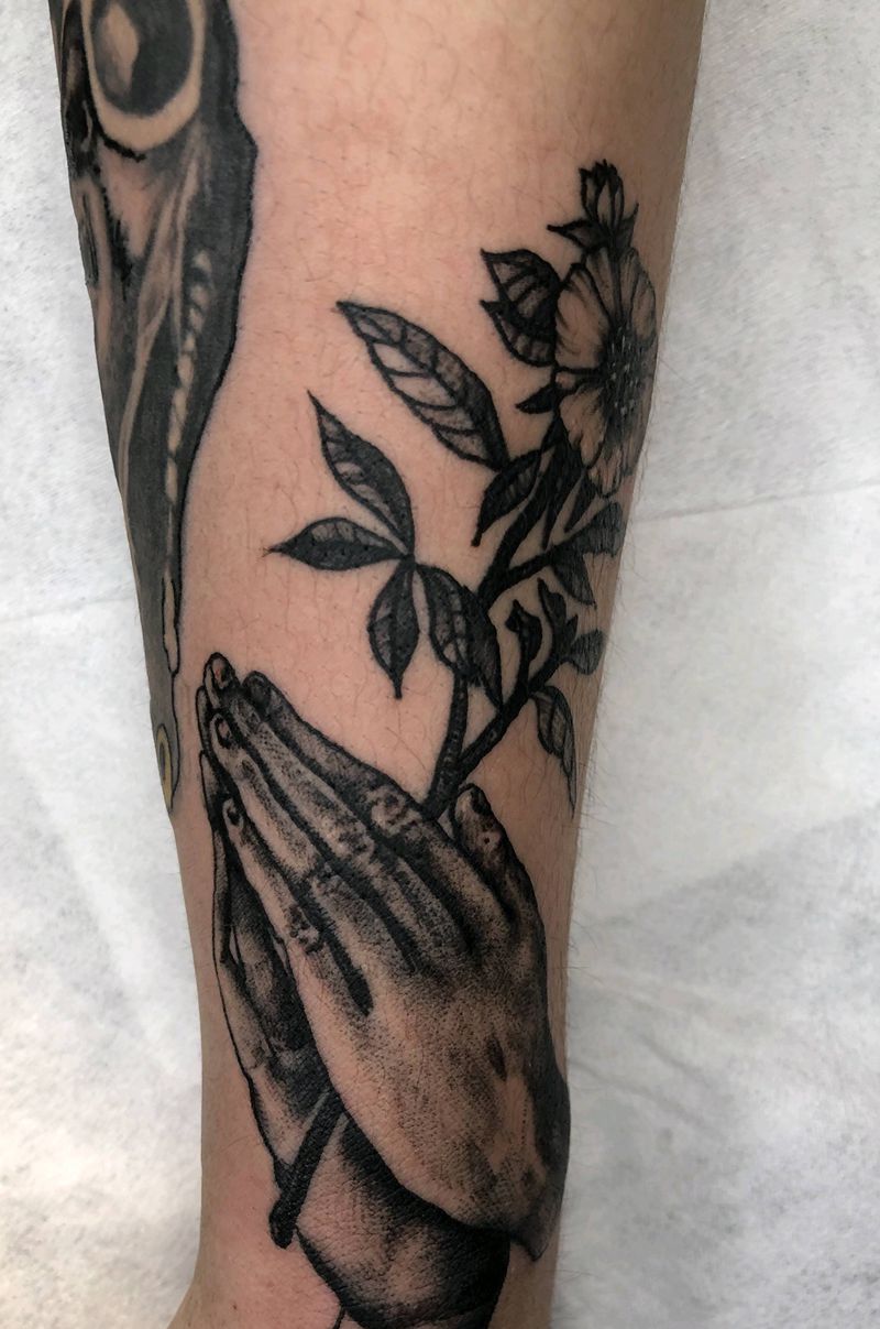 祈祷之手纹身图片_腿部Old SchoolNew School纹身图案