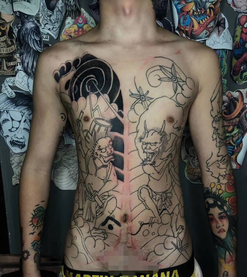 未完纹身图片_胸部老传统纹身图案