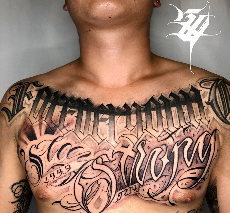 花胸纹身图片_胸部花体字纹身图案