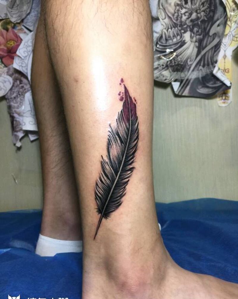 一根羽毛的细节纹身图片