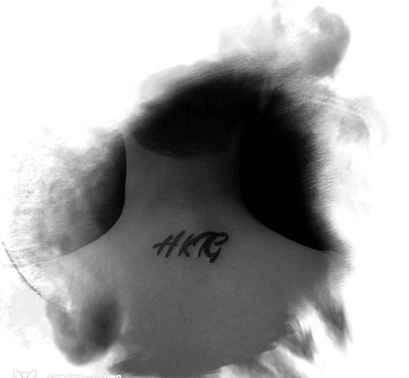 英文字母纹身图片_手部欧美写实纹身图案