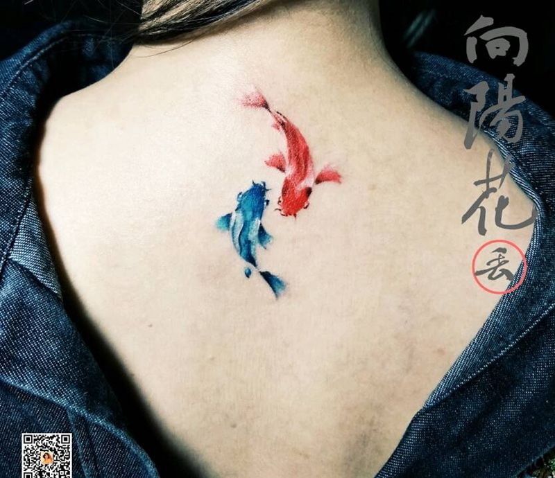 锦鲤纹身图片_背部水墨鱼纹身图案