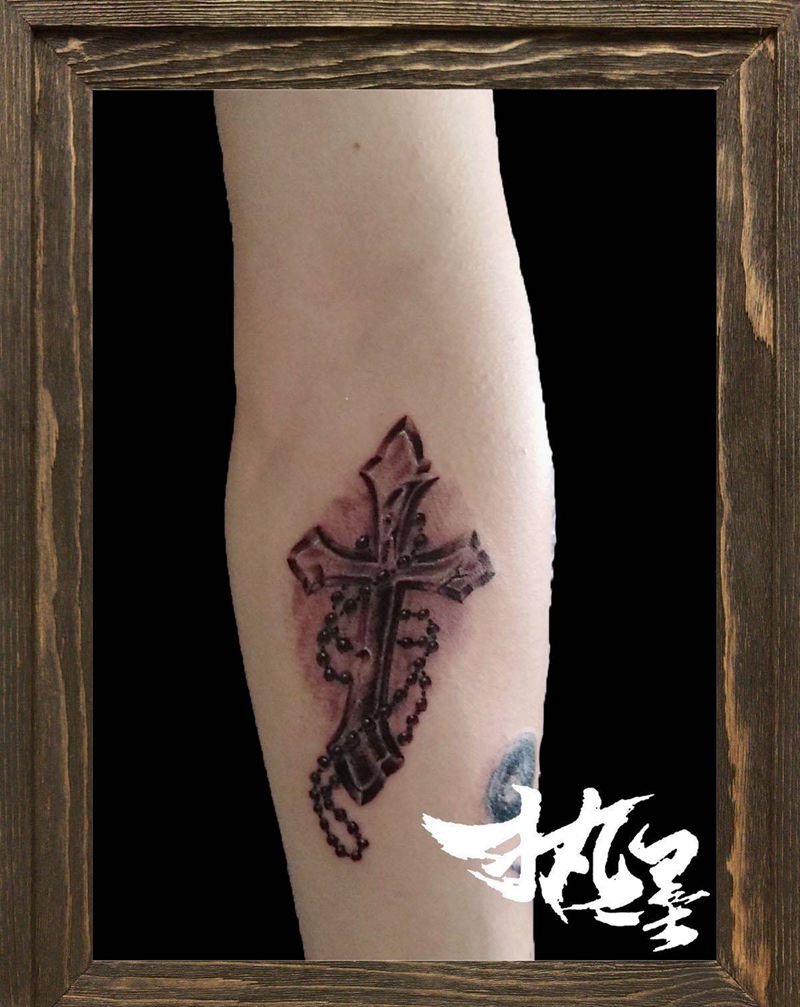 十字架纹身图片_手臂纹身图案