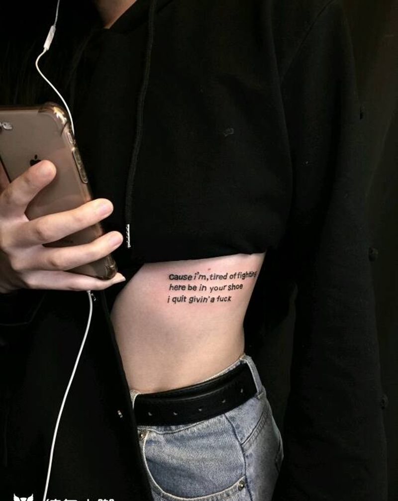 侧腰文字纹身图片