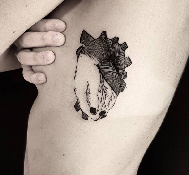 心脏纹身图片_腹部腰部纹身图案