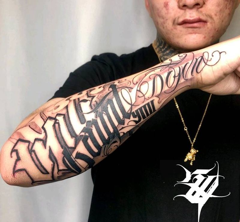 店里纹身师作品纹身图片_手部花体字纹身图案