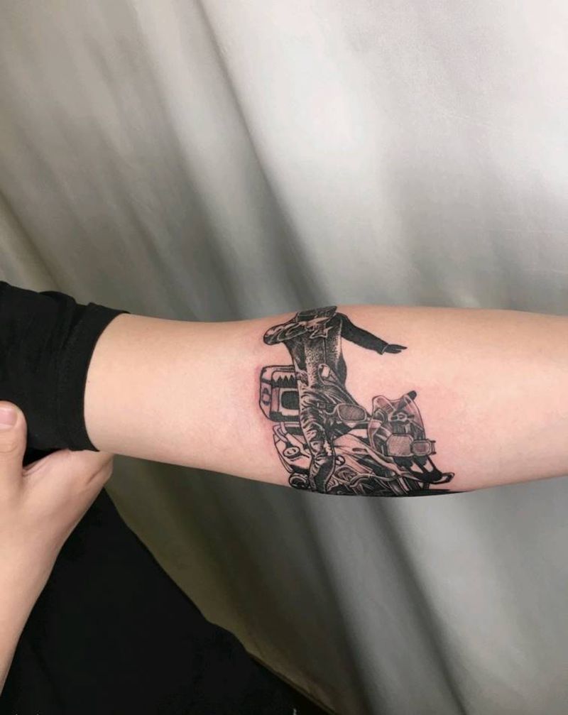 骑上心爱滴小摩托纹身图片_手臂点刺纹身图案