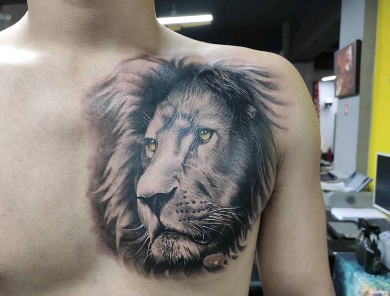 狮子纹身图片_胸部纹身图案