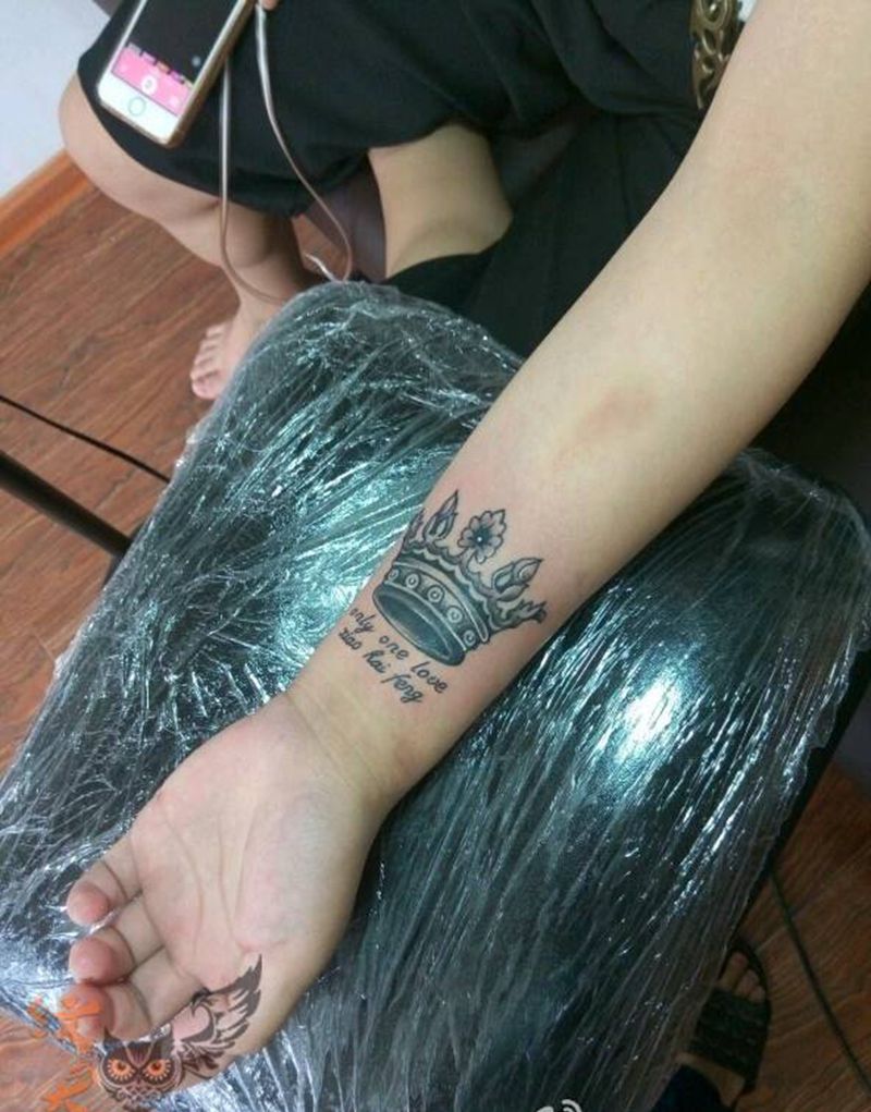 手腕皇冠纹身图片