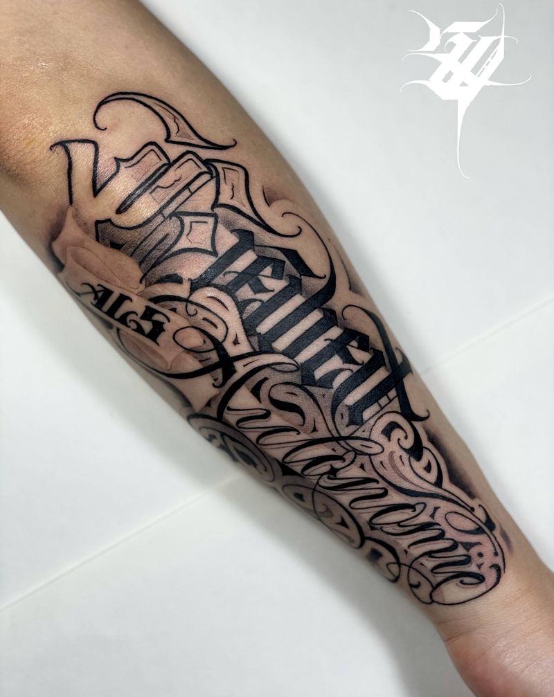 手臂字呀纹身图片_手部花体字纹身图案