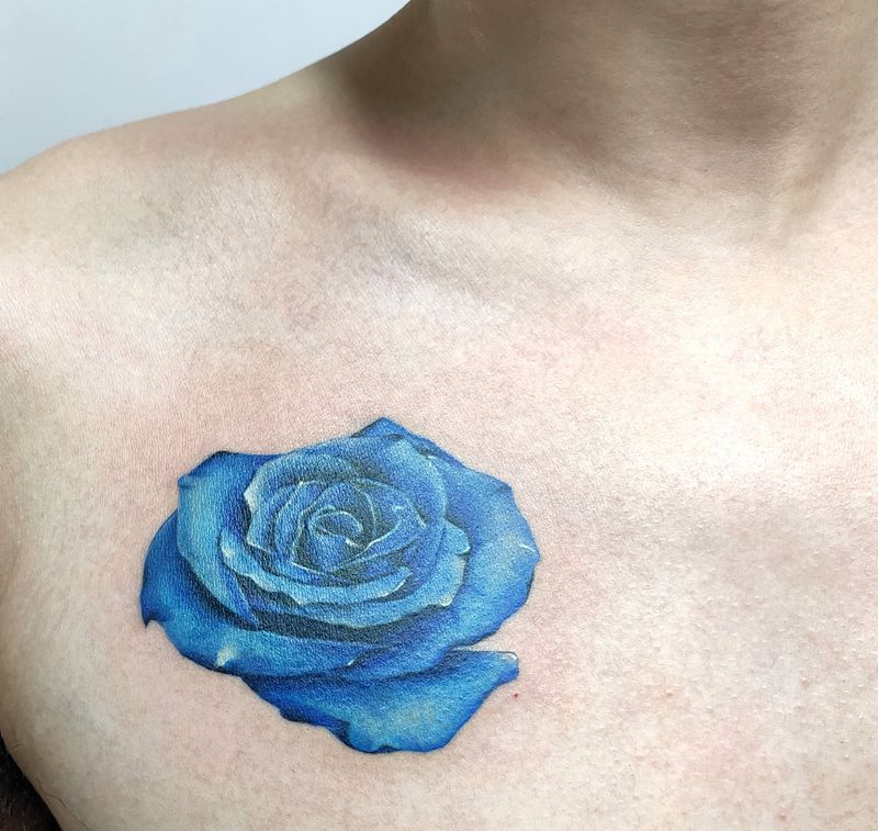 蓝色妖姬纹身图片_胸部欧美写实纹身图案