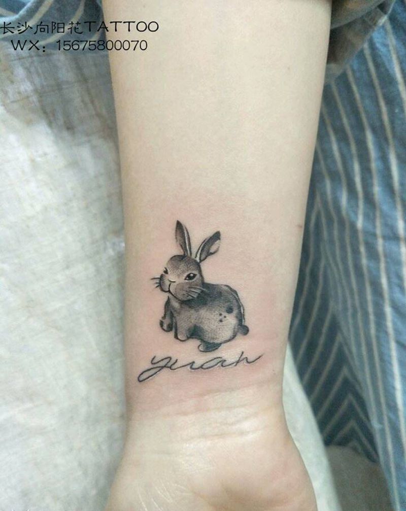 小兔子纹身图片_手部小兔子纹身图案