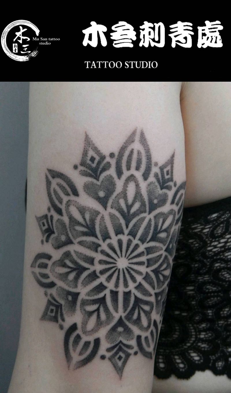 曼陀罗点刺纹身纹身图片_点刺纹身图案