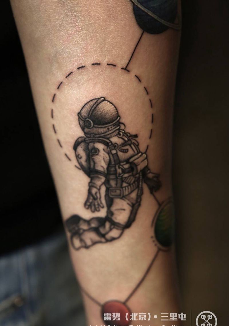 宇航员纹身图片_清新手臂纹身图案