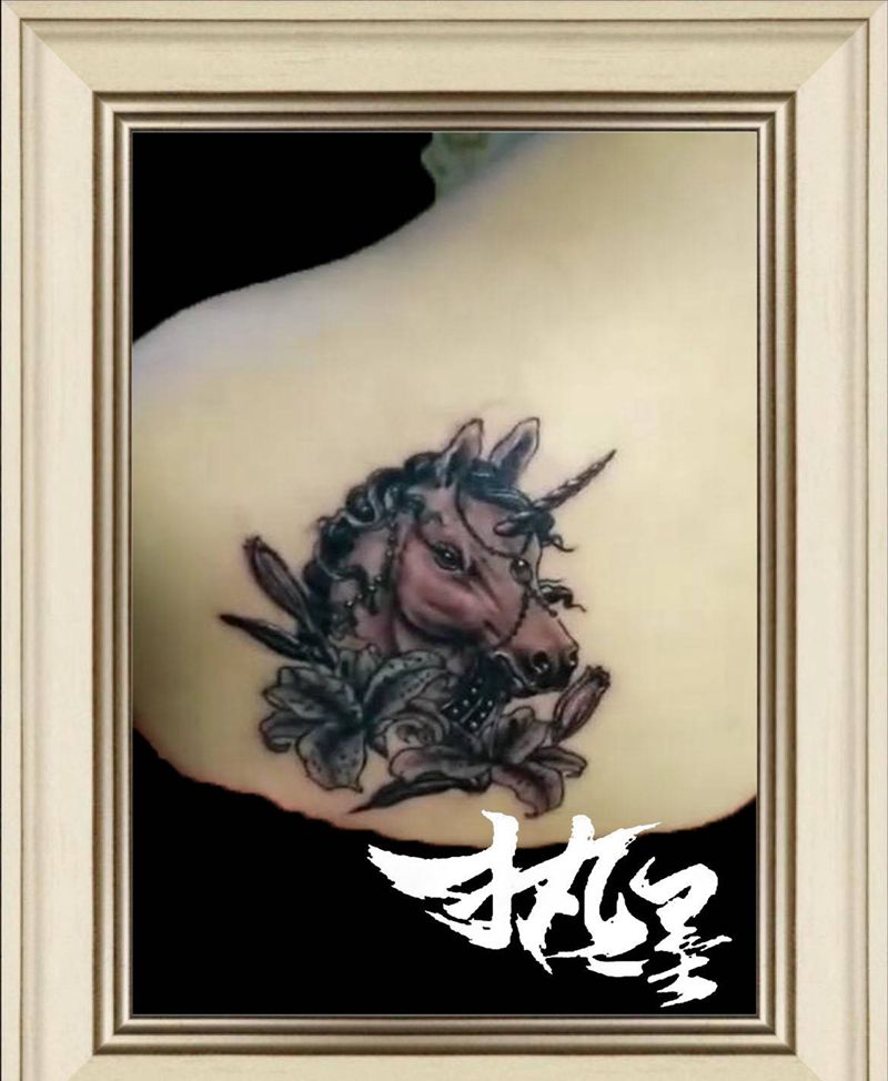 独角兽纹身图片_肩部纹身图案