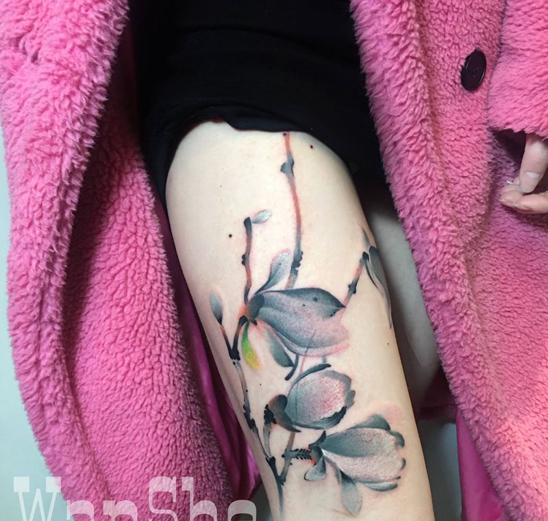 水墨花纹身图片_腿部水墨纹身图案